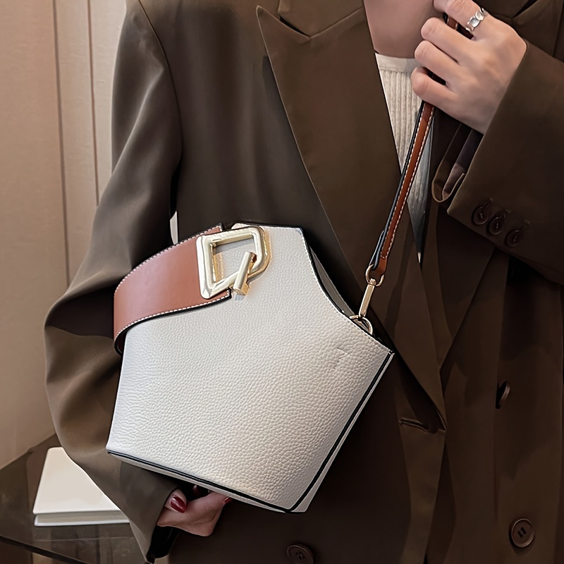 Luxury Bags White - エレガントな白いペブルドバケットバッグ、ブラウンのアクセントが付いた、女性用デイリーカジュアル向けのクロスボディまたはトップハンドルショルダーバッグ